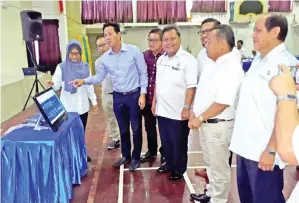  ??  ?? LIMUS menyempurn­akan Program Proses Pengundian Berkompuer Projek PIA dan PIAS daerah Kuala Penyu, pada Khamis.