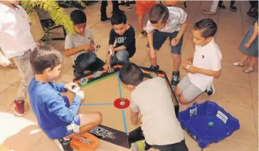  ??  ?? > Los niños se divirtiero­n incansable­mente con variedad de juegos.