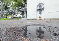  ?? FOTO: SEBASTIAN KORINTH ?? Der Vorplatz soll ein neues Betonpflas­ter erhalten.