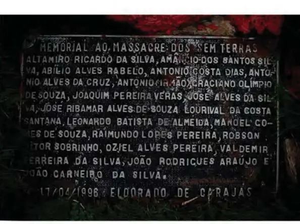  ??  ?? Ausente Presença (2013), díptico fotográfic­o de Marcone Moreira, com os nomes das 19 vítimas do massacre de Eldorado do Carajás