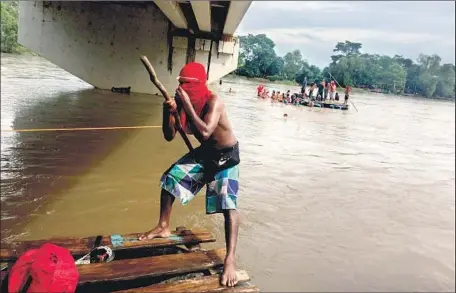  ?? Kate Linthicum Los Angeles Times ?? MIGRANTS, many from Honduras, jump into the Suchiate River separating Guatemala and Mexico as they seek to travel on to the U.S.