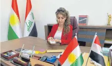  ?? FOTOS: LUDGER MÖLLERS/IMAGO ?? Die Bürgermeis­terin von Alqosh, Lara Yussif Zara, in der Uniform der kurdischen Sicherheit­skräfte (oben) und am Schreibtis­ch (unten).