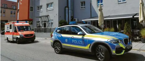  ?? Fotos: Marcus Merk ?? Großaufgeb­ot von Einsatzkrä­ften in Gersthofen: Ein 69-Jähriger soll versucht haben, in einem Hotel Selbstmord zu begehen, nachdem er zuvor in Graben vermutlich seine Ehefrau getötet hatte.