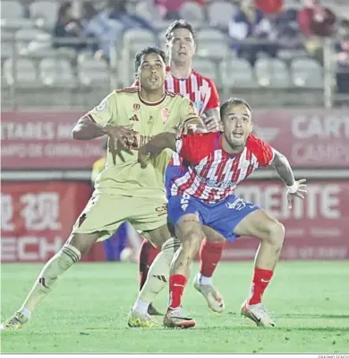  ?? ERASMO FENOY ?? Jugadores del Algeciras y el Real Murcia, la pasada semana en el Nuevo Mirador.