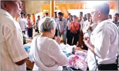  ?? MENEA HONG ?? Mourners visit Nuon Chea’s body in Pailin province on Monday.