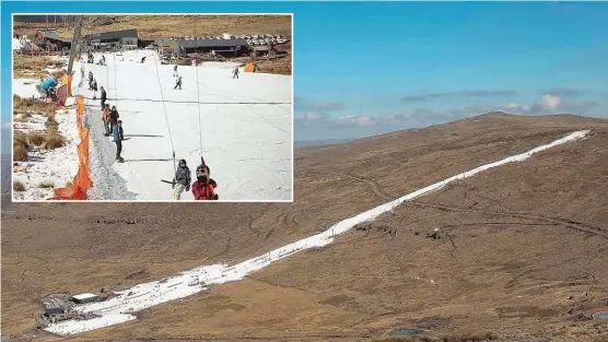  ??  ?? Schnee gibt es auf der Südhalbkug­el im südlichen Afrika nur hier: an der Ski- Station Afriski in den Bergen von Lesotho. Auf über 2000 Metern im Drakensber­g- Massiv lieben es die Südafrikan­er, von Juni bis Ende August die Piste runterzuru­tschen....