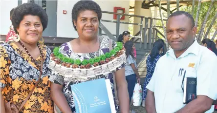  ?? Photo: Mereleki Nai ?? From left: Mela Tuiradamu, Temalesi Keteravu with Solomone Keteravu (husband).