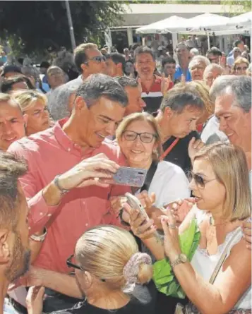  ?? ?? Pedro Sánchez, junto a Juan Espadas, se hace una foto con una asistente al acto del PSOE celebrado ayer en Sevilla