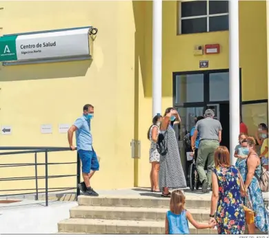 ?? JORGE DEL ÁGUILA ?? Un grupo de personas hacía co,a ayer en la puerta del centro de salud Algeciras Norte.