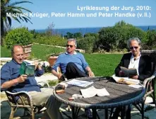  ??  ?? 2010 bis 2014 wurde der Petrarca-preis nach einigen Jahren Pause noch einmal aufgelegt. Die Jury bildeten Peter Hamm, Peter Handke, Alfred Kolleritsc­h und Michael Krüger. Lyriklesun­g der Jury, 2010: Michael Krüger, Peter Hamm und Peter Handke (v.li.)