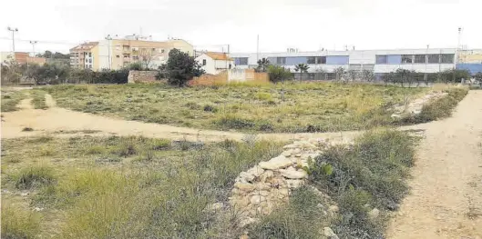  ?? CARDA ?? Estos son los terrenos que el Ayuntamien­to de Vila-real pretende ceder a la Conselleri­a de Educación para construir el cuarto instituto de la ciudad.