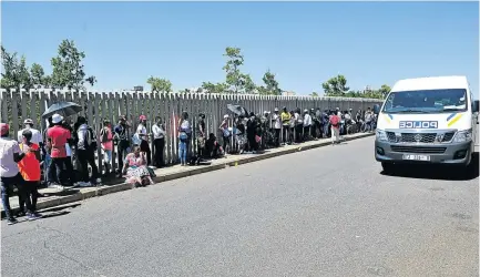  ?? /VELI NHLAPO ?? Students gather outside the University of Johannesbu­rg campus to register for the 2018 academic year. The competitio­n for places has been getting stiffer.