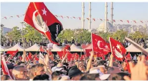  ?? FOTO: DPA ?? Zehntausen­de demonstrie­rten am Wochenende in Istanbul bei einer Großverans­taltung der türkischen Opposition.