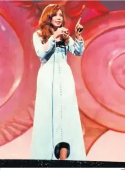  ?? EFE ?? Karina en su interpreta­ción eurovisiva de 1971 y su vestido con ‘gatera’.