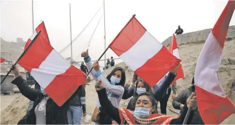  ?? AP ?? Los partidario­s de la candidata presidenci­al Keiko Fujimori ondean banderas peruanas esperando su llegada a un desayuno en el barrio de San Juan de Lurigancho en Lima, Perú, el domingo 6 de junio de 2021.