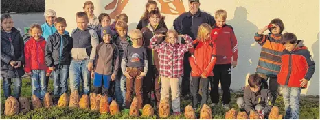  ?? FOTO: PRIVAT ?? Stolz zeigen sich die Kinder mit ihren geschnitzt­en Rüben.