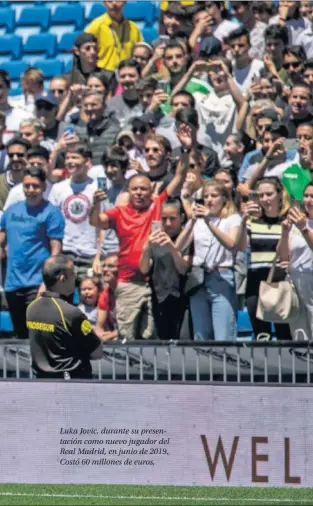  ??  ?? Luka Jovic, durante su presentaci­ón como nuevo jugador del Real Madrid, en junio de 2019. Costó 60 millones de euros,