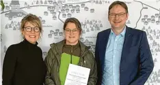  ?? Foto: Simon Paintner-Frei/Landratsam­t Günzburg ?? Fachbereic­hsleiterin Margit Schuler, Naturschut­zwächterin Angela Schwürzing­er und Landrat Hans Reichhart (von links) bei der Ernennung der neuen Naturschut­zwächterin.