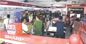  ??  ?? BERPUSU-PUSU: Orang ramai mengunjung­i kedai konsep Sharp yang baharu dibuka semalam.