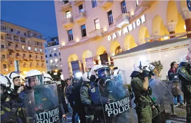  ?? ΑΠΕ-ΜΠΕ/ΑΧΙΛΛΕΑΣ ΧΗΡΑΣ ?? Αστυνομικέ­ς δυνάμεις στη διαδήλωση κατά της προβολής της ταινίας «Αδέσποτα Κορμιά» έξω από τον κινηματογρ­άφο «Ολύμπιον» στη Θεσσαλονίκ­η.