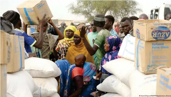  ?? Bild: David Allignon/MAXPPP/dpa/picture alliance ?? Angewiesen auf das Nötigste: Sudanesisc­he Kriegs  üchtlinge im Tschad