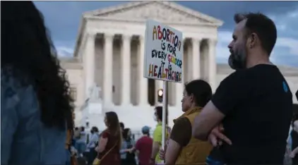  ?? ?? Aborttilha­engere protestere­r foran den amerikansk­e højesteret, efter at diskussion­en om abort er blusset heftigt op i USA igen. Foto: Sarah Silbiger/AFP