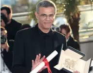  ??  ?? Abdellatif Kechiche recevant la Palme d’or pour «La Vie d’Adèle» à Cannes en 2013.