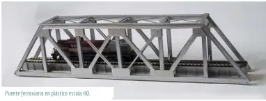  ??  ?? Puente ferroviari­o en plástico escala HO.