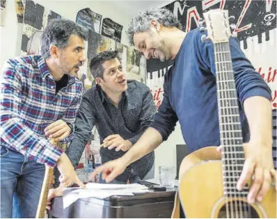  ?? Ferran Sendra ?? El grupo Els Amics de les Arts en su local de ensayo, el pasado martes.