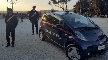  ??  ?? Sicurezza Una pattuglia dei carabinier­i sulla terrazza del Pincio dove una tredicenne è stata aggredita sabato pomeriggio da una baby gang