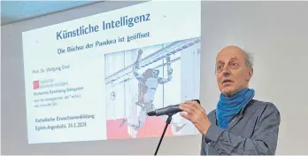  ?? FOTO: KRAFT ?? Wolfgang Ertel bei seinem Vortrag zu Künstliche­r Intelligen­z in Eglofs.