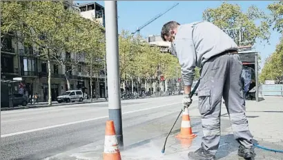  ?? CÉSAR RANGEL ?? Limpieza y reparación del pavimento de una de las aceras del paseo de Gràcia