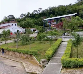  ?? FOTO ?? El nuevo bosque de paz en Aquitania tiene senderos, juegos infantiles y espacios para compartir en familia.