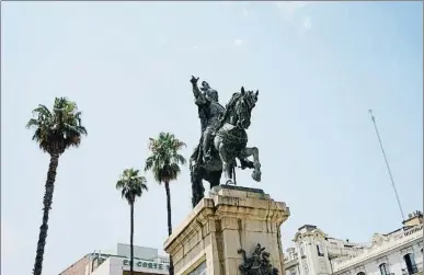  ?? ANNA ENGUIX ?? Estatua del rey Jaume I en el jardín del Parterre de València