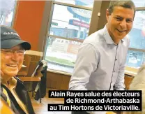  ??  ?? Alain Rayes salue des électeurs de Richmond-arthabaska au Tim Hortons de Victoriavi­lle.