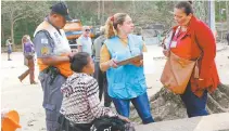  ??  ?? Assistente­s sociais fizeram o cadastrame­nto de moradores de rua