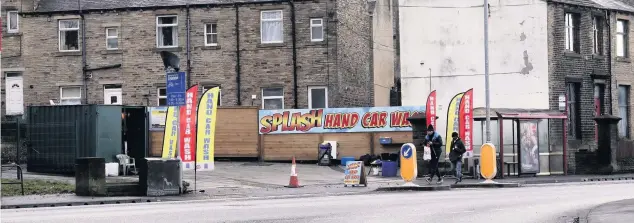  ?? Picture: ANDY CATCHPOOL ?? Splash hand car wash, on the former Moldgreen Police station site, on Wakefield Road, where the owner is appealing against the council’s attempt to close it down