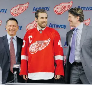  ?? DAVID GURALNICK/ THE ASSOCIATED PRESS FILES ?? ‘ We’re trying to rebuild on the fly,’ says Detroit Red Wings head coach Mike Babcock, seen with general manager Ken Holland, left, and Henrik Zetterberg when he was named captain in January.