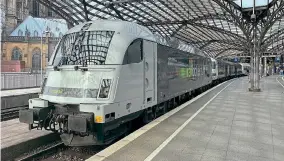  ?? RailAdvent­ure ?? Ï
Power cars Nos. 43480 and 43484 are coupled to RailAdvent­ure’s Siemens Eurosprint­er No. 183 500 at Cologne Central station on September 28, as part of the operator’s ‘mobile Messe’.