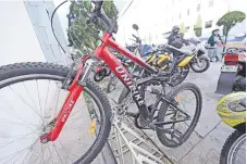  ??  ?? De acuerdo con autoridade­s, las bicicletas robadas son vendidas a un precio más bajo en los alrededore­s de Tepito y la calle San Pablo en la zona centro.