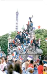  ?? / FOTO: AFP ?? Como hace 20 años, los aficionado­s acudieron al desfile.