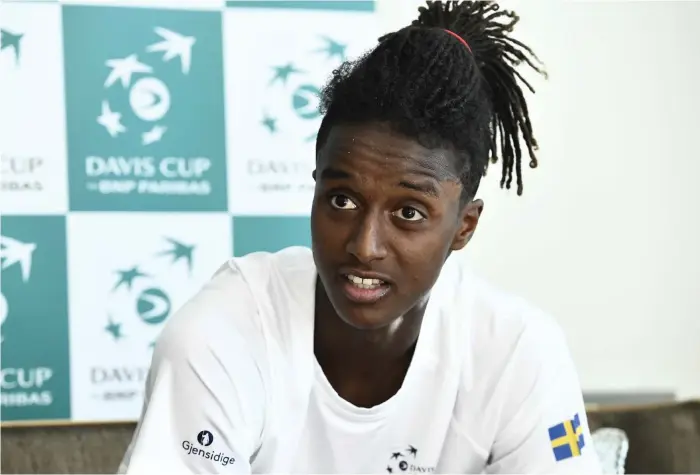  ?? Bild: CLAUDIO BRESCIANI ?? INLEDER. Tennisspel­aren Mikael Ymer under en pressträff på Kungliga tennishall­en i Stockholm inför Sveriges Davis Cup-match mot Portugal.