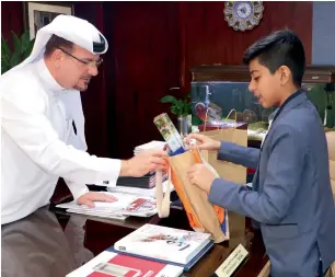  ?? Supplied photo ?? Abdulmajee­d Abdulaziz Saifaie discusses with Faiz Mohammed about his initiative to reduce plastic waste. The municipali­ty official named the boy a Sustainabi­lity Ambassador. —