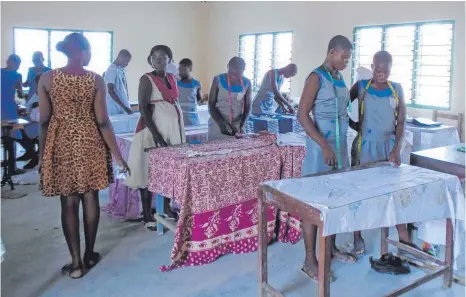  ?? FOTO: STEYLER MISSIONSSC­HWESTERN ?? An der St. Mary's-Berufsschu­le in Ghana werden die Schülerinn­en auch im Umgang mit Textilien unterricht­et.