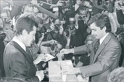  ?? EFE / ARCHIVO ?? Adolfo Suárez, candidato de UCD, votando en Madrid en las elecciones del 15 de junio de 1977