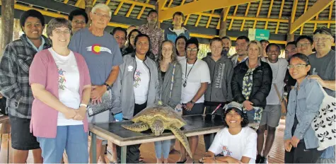  ?? Photo: Simione Haravanua ?? Susanna Piovano (front-first from left) and Marc Price (front-second from left) with NGOs and staff members of USP at the Marine Campus on July 21, 2018.