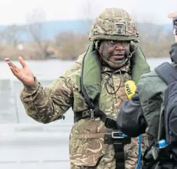  ?? ?? Auf seiner Fähre hat der britische Pionier Ratu Diloi aus Paderborn alles im Griff. Auch den Medien steht er Rede und Antwort.