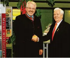  ?? Fotos: von Weitershau­sen ?? Bürgermeis­ter Ulrich Müller (rechts) gratuliert­e Ludwig Schwenkrei­s zur Verleihung der Ehrenmedai­lle des Marktes Wittisling­en in Silber.