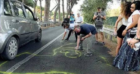  ??  ?? Via Ostiense Cerchi gialli dove è morta Elena Aubry (LaPresse/Corradetti)