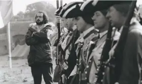  ?? Warner Bros. 1975 ?? Stanley Kubrick on the set of “Barry Lyndon,” which despite lackluster reviews, received Oscar nomination­s for best picture, director and screenplay.